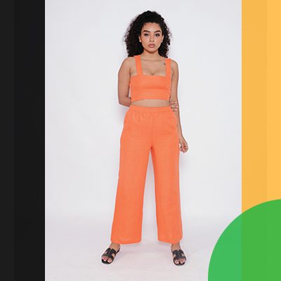 Vazz - mujer con ropa naranja - Tendencias de moda para primavera 2022
