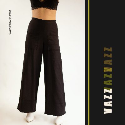 Vazz - mujer con outfit negro - pantalones negros