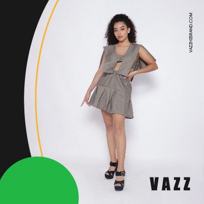 Vazz - mujer usando vestido gris